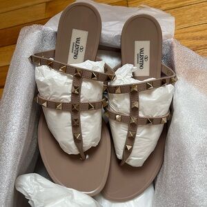 Valentino Rockstud thong PVC sandals in Poudre